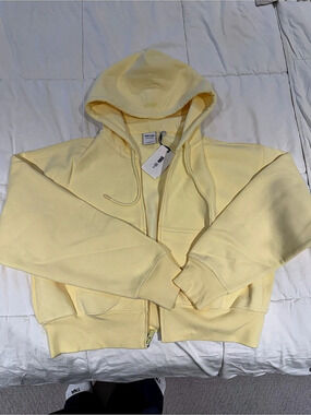 Aritzia Boyfriend Fit Sweatfleece Hoodie in Yellow Size Medium NWT